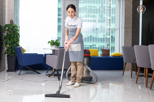 保洁人员用吸尘器清扫